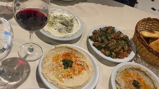 Picada árabe con hummus, baba ganoush, tabbule y pan pita en Al Malek, Córdoba